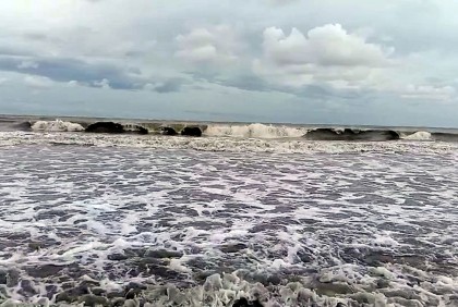 কুয়াকাটা সংলগ্ন বঙ্গোপসাগর উত্তাল