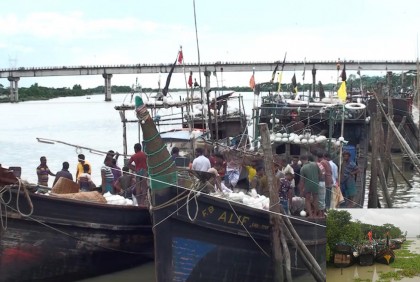 আবারও উত্তাল সাগর, নিরাপদ আশ্রয়ে জেলেরা