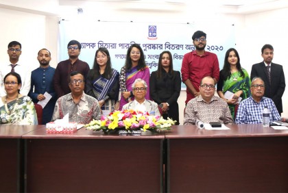 অধ্যাপক সিতারা পারভীন পুরস্কার পেলেন ঢাবি সাংবাদিকতার ১০ শিক্ষার্থী