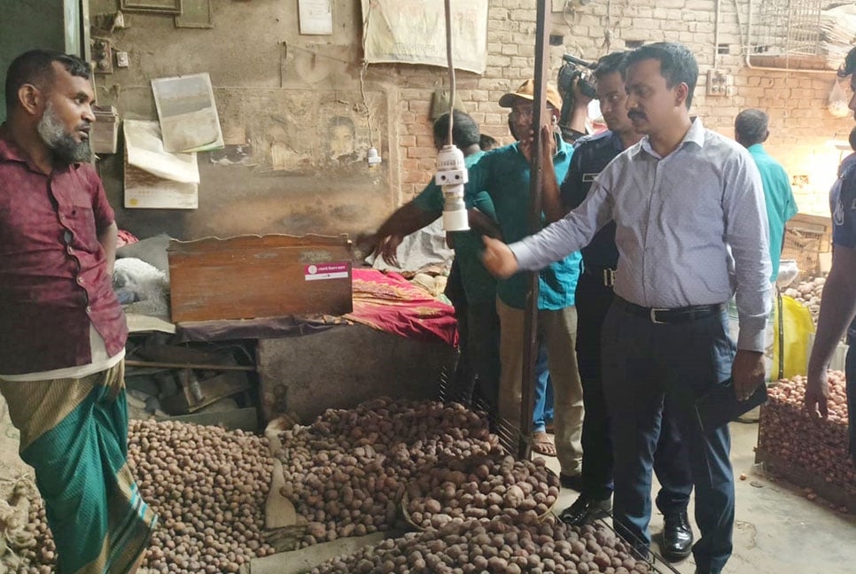 বগুড়ায় দুই আলু ব্যবসায়ীকে জরিমানা
