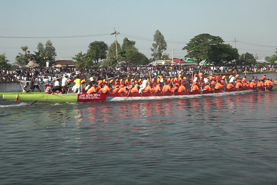 বাসুলিয়ায় ঐতিহ্যবাহী নৌকা বাইচ, দর্শনার্থীদের ঢল