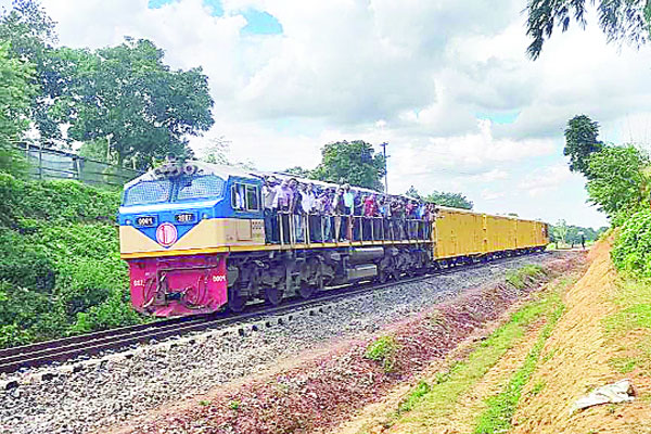 পরীক্ষামূলক ট্রেন চলল আখাউড়া আগরতলা