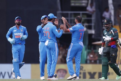 টপ অর্ডারে ধস, চাপে টালমাটাল টাইগাররা