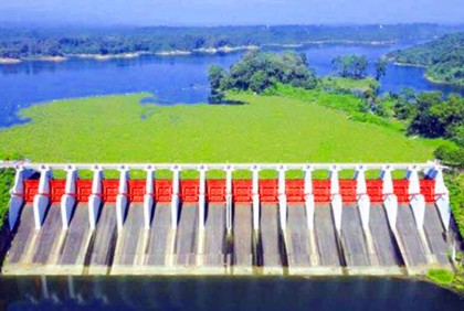 কাপ্তাই হ্রদে অস্বাভাবিক পানি বৃদ্ধি, খোলা হয়েছে ১৬ স্পিলওয়ে
