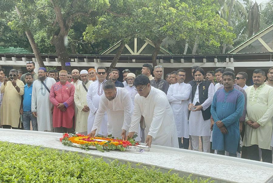 জাতির পিতার সমাধিতে শ্রদ্ধা