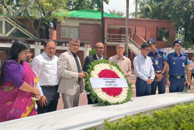 জাতির পিতার সমাধিসৌধে বিজ্ঞান ও প্রযুক্তি মন্ত্রণালয়ের সচিবের শ্রদ্ধা
