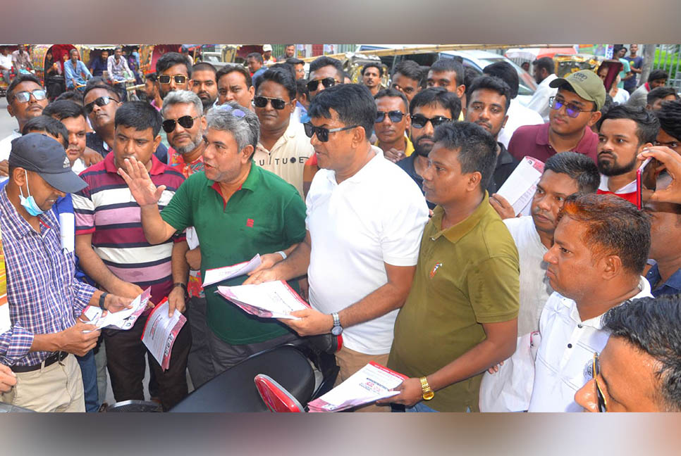 রোড মার্চ সফল করতে বগুড়ায় লিফলেট বিতরণ