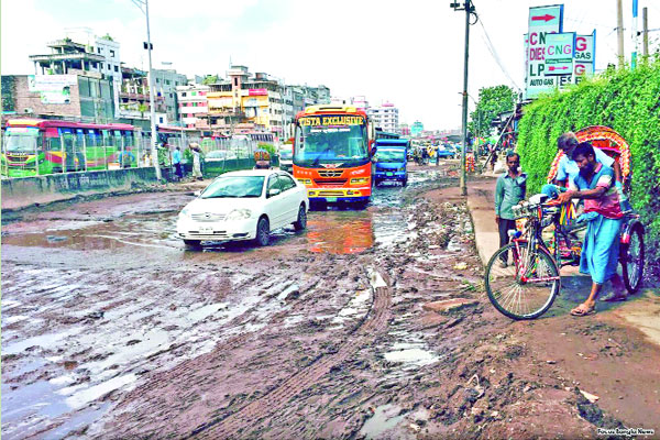 সড়কের বেহাল দশায় মানুষের দুর্ভোগ