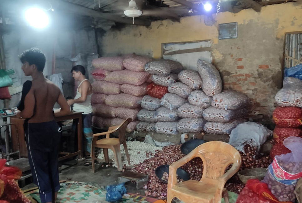 বেশি দামে আলু, ডিম ও পিয়াজ বিক্রি, জরিমানা

