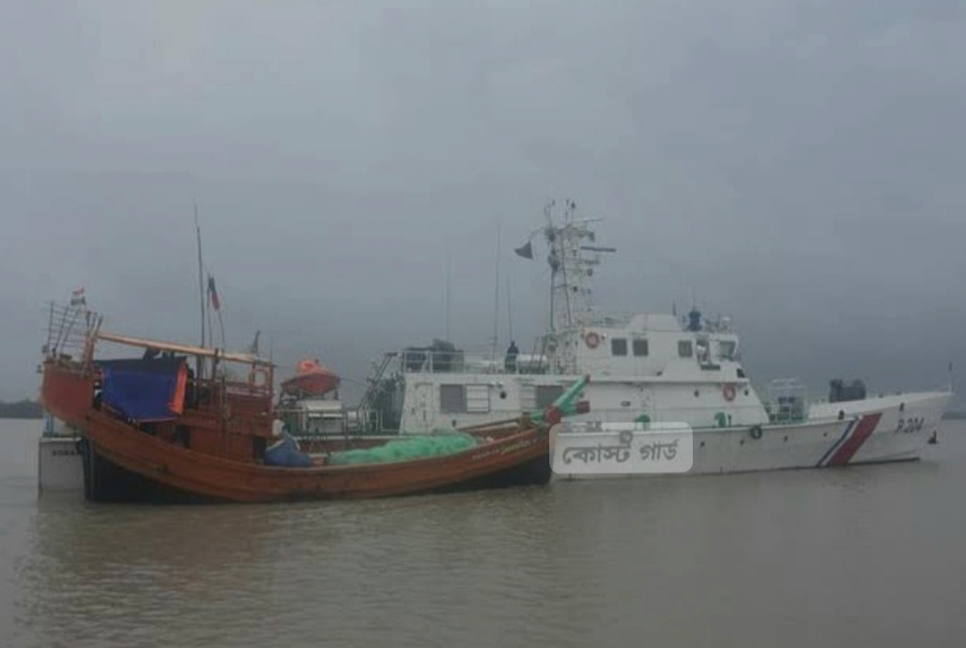 পাঁচদিন ধরে সাগরে ভাসতে থাকা ১৭ জেলে উদ্ধার