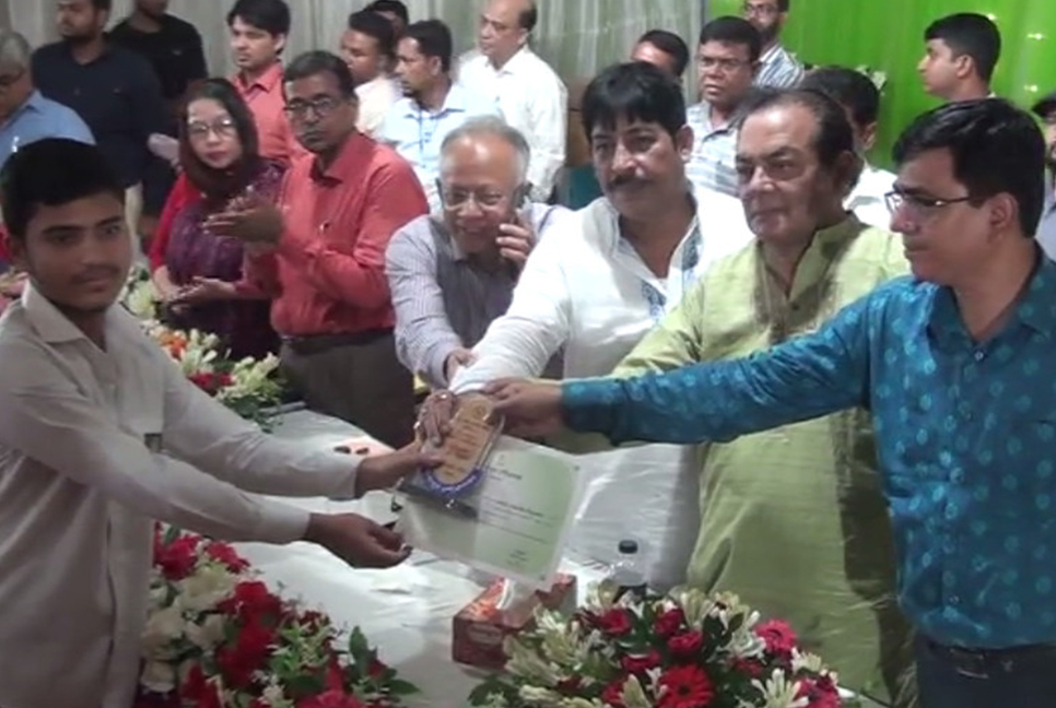 ফরিদপুরে কৃতি শিক্ষার্থীদের সংবর্ধনা

