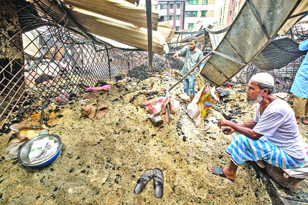 বাতাসে এখন শুধুই পোড়া গন্ধ