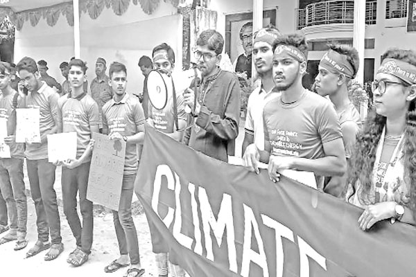 জলবায়ুর ন্যায্যতা দাবিতে সড়ক ও জলপথ অবরোধ
