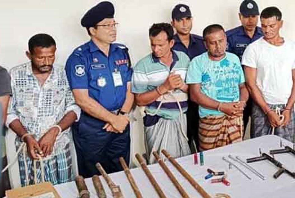 
বরিশালে ডাকাত দলের ৭ সদস্য গ্রেফতার