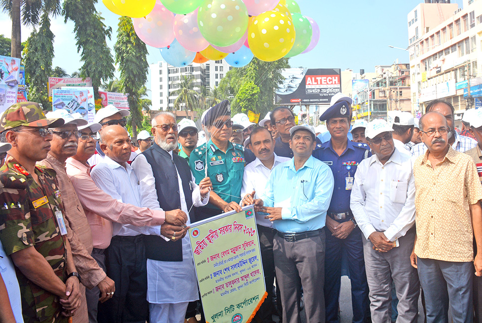 খুলনায় স্থানীয় সরকার দিবসের আলোচনা সভা ও মেলার উদ্বোধন

