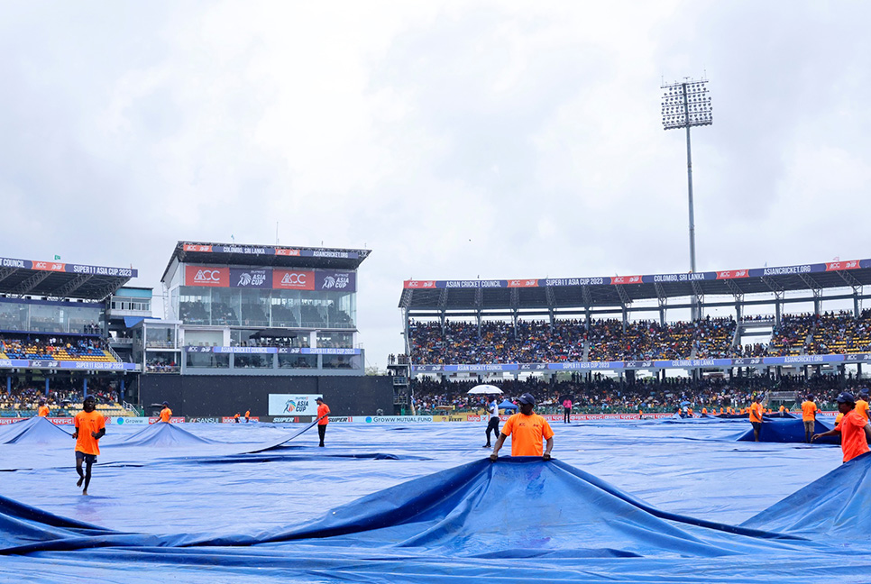 ম্যাচসেরার পুরস্কার মাঠকর্মীদের উৎসর্গ করলেন সিরাজ


