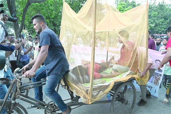 ভ্যানের ওপর মশারি টাঙিয়ে বিক্ষোভ মিছিল