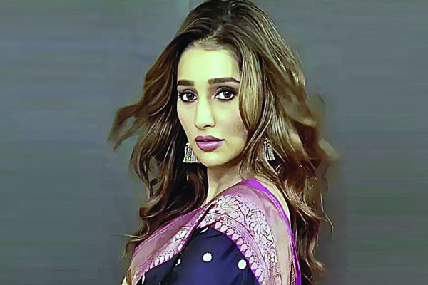 কেন ফিরে গেলেন সায়ন্তিকা?