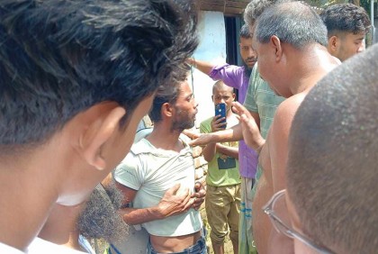 নেত্রকোনায় ছিনতাইকারীকে ধরে গণপিটুনি দিয়ে পুলিশে দিল জনগণ
