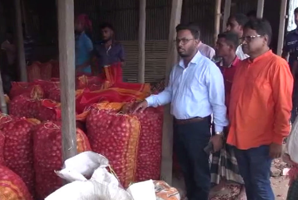 
ফরিদপুরে পিয়াজের মোকামে ভোক্তা অধিদপ্তরের অভিযান 