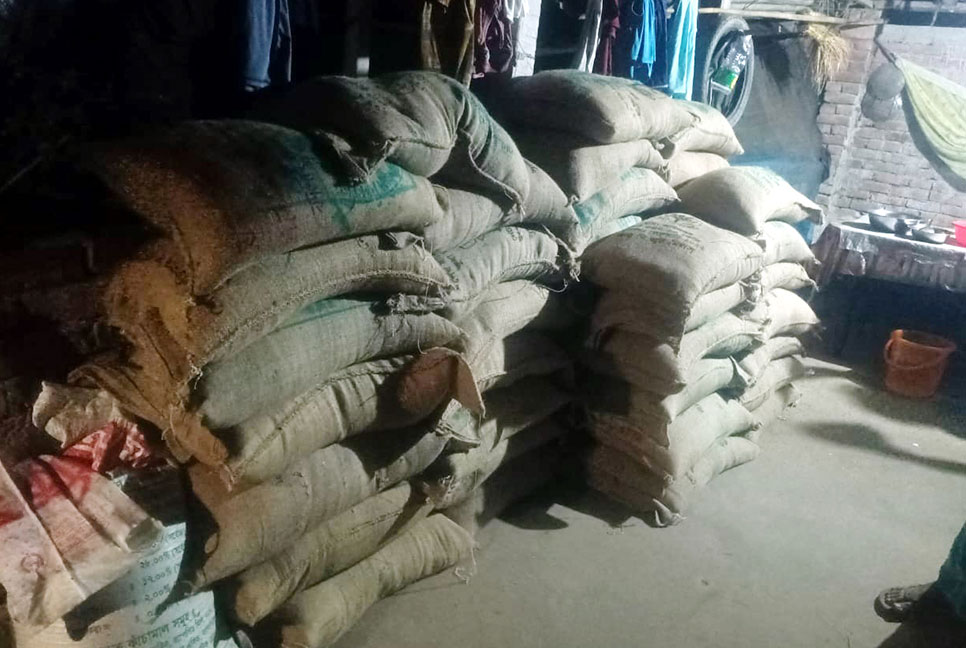 ঘোডাঘাটে সরকারি বিভিন্ন
কর্মসূচির ৯৫ বস্তা চাল জব্দ