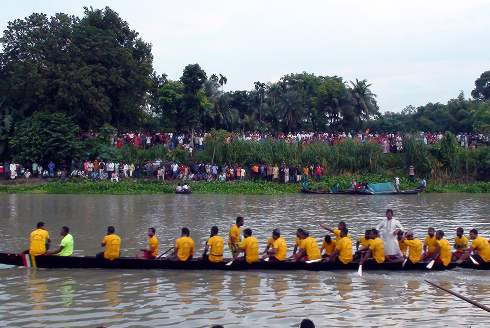 ধলেশ্বরী নদীতে নৌকা বাইচ, দর্শনার্থীর ঢল