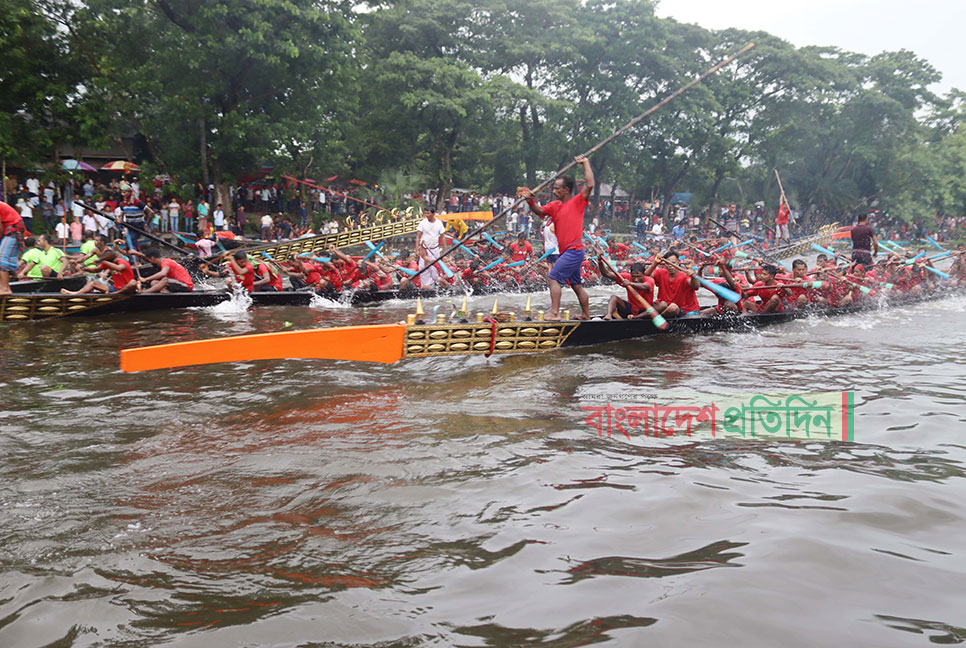 কোটালীপাড়ায় বিশ্বকর্মা পূজা উপলক্ষে নৌকাবাইচ