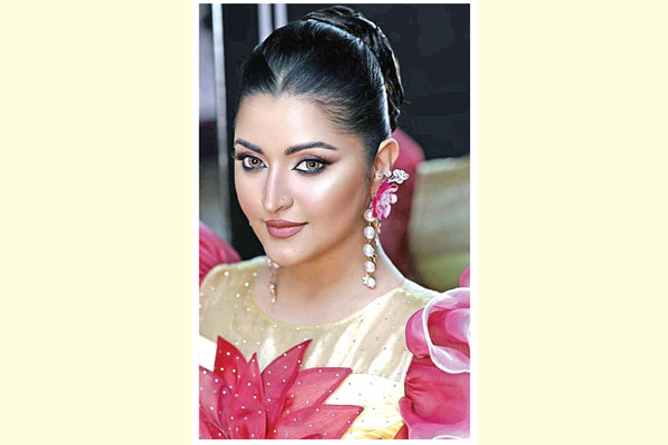 ফিরছেন পরী