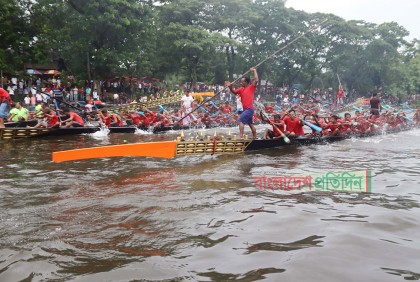 কোটালীপাড়ায় বিশ্বকর্মা পূজা উপলক্ষে নৌকাবাইচ
