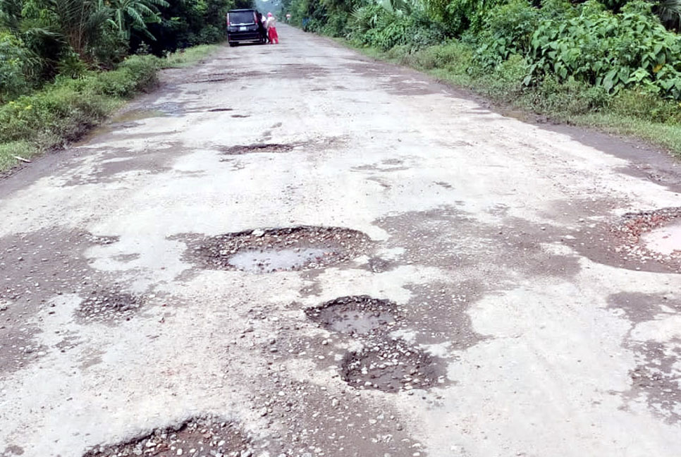 
কুয়াকাটায় সড়কের বেহাল দশা