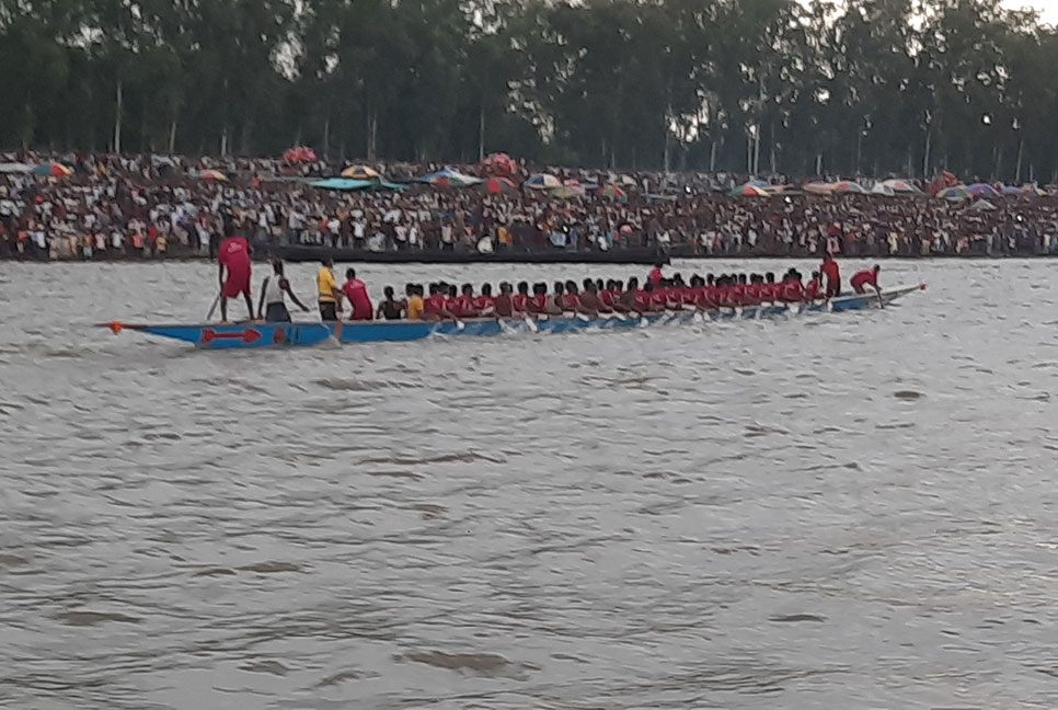 টাঙ্গাইলে নৌকাবাইচ দেখতে হাজারো মানুষের ঢল