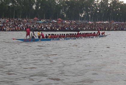 টাঙ্গাইলে নৌকাবাইচ দেখতে হাজারো মানুষের ঢল