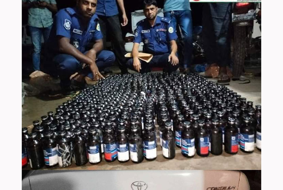 বরিশালে প্রাইভেটকার বোঝাই ফেনসিডিল উদ্ধার 