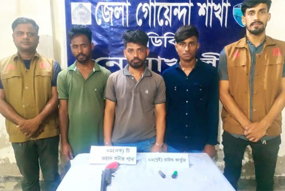 বেগমগঞ্জে অস্ত্রসহ গ্রেফতার ৩