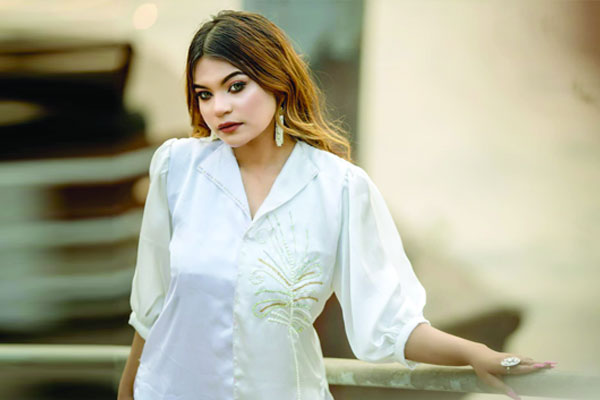 চমকপ্রদ হালকা সাজ