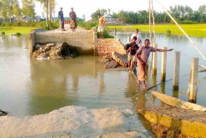 বগুড়ায় সড়ক ভেঙে ভোগান্তিতে ৪ গ্রামের মানুষ