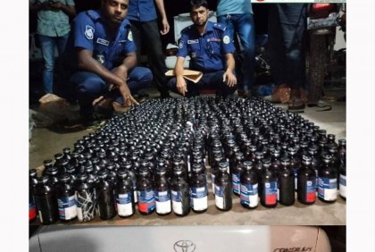 বরিশালে প্রাইভেটকার বোঝাই ফেনসিডিল উদ্ধার 