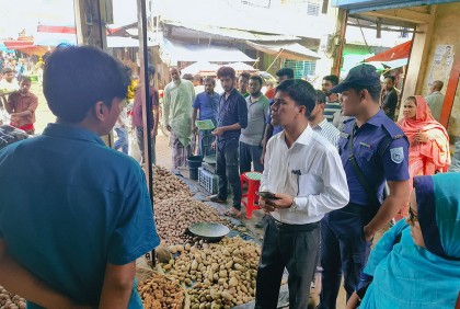 দিনাজপুরে অভিযানের পর 
বাড়তি দাম কমলো আলুর 