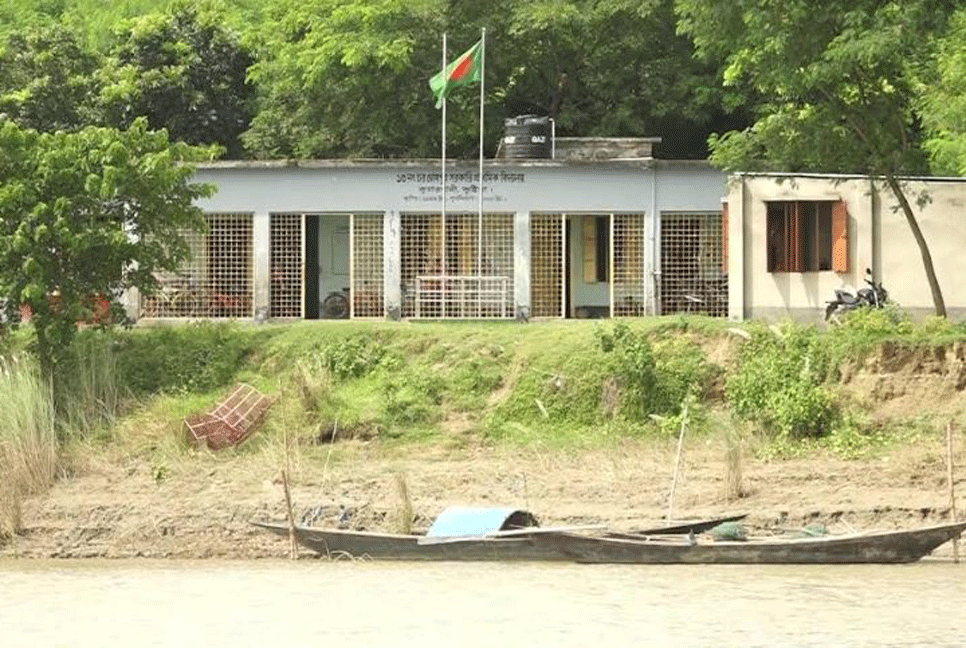কুষ্টিয়ায় ভাঙনের মুখে ৫ যুগ আগের স্কুল