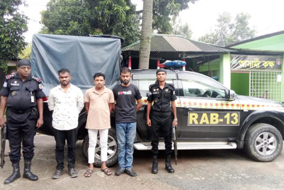রংপুরে পৃথক অভিযানে মাদকসহ গ্রেফতার ৪