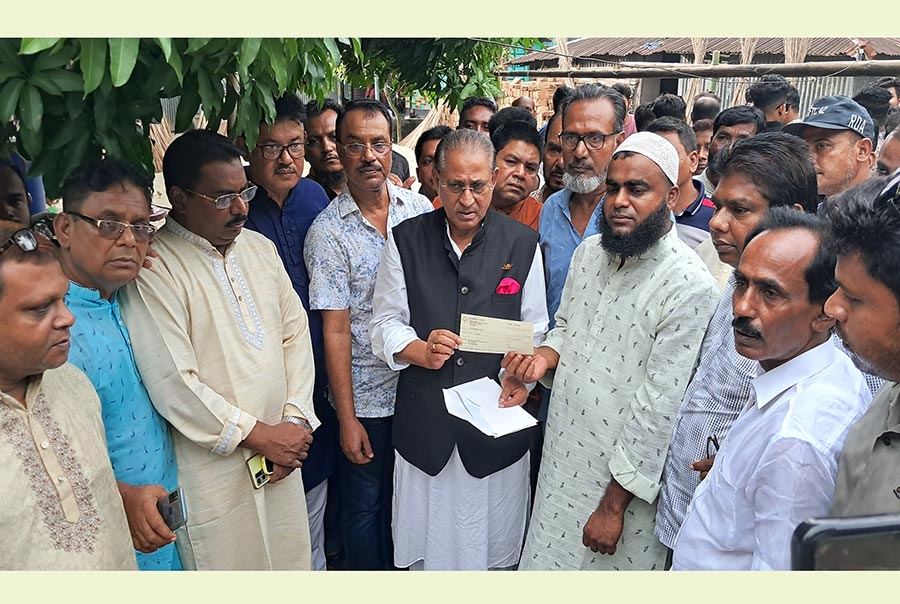 ভাঙ্গায় অ্যাম্বুলেন্স বিস্ফোরণে ৮ নিহতের পরিবারকে প্রধানমন্ত্রীর আর্থিক অনুদানের চেক প্রদান
