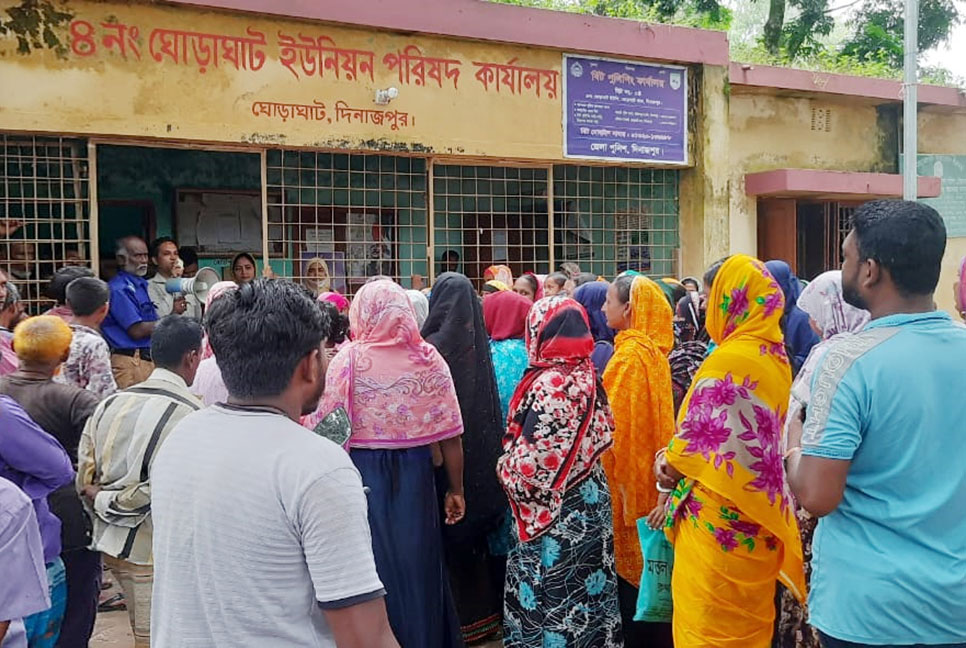 ঘোড়াঘাটে ৩৮৭ জনের মাঝে চাল বিতরণ 