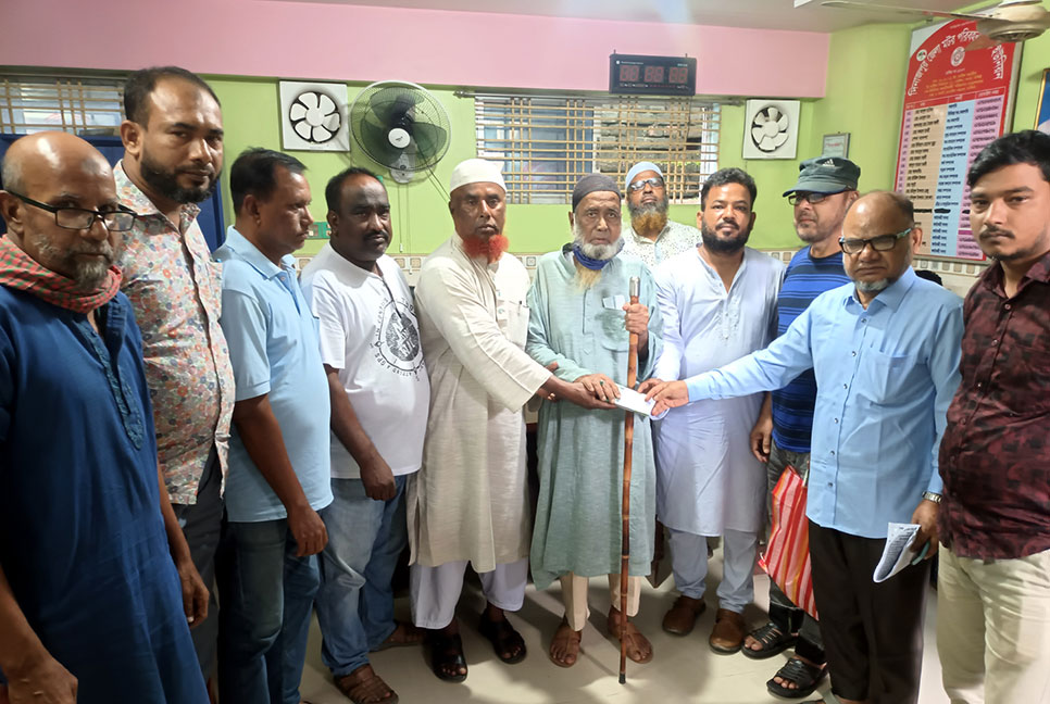 দিনাজপুরে 
অসুস্থ ও পঙ্গু শ্রমিক পরিবারের মাঝে 
অনুদান বিতরণ
