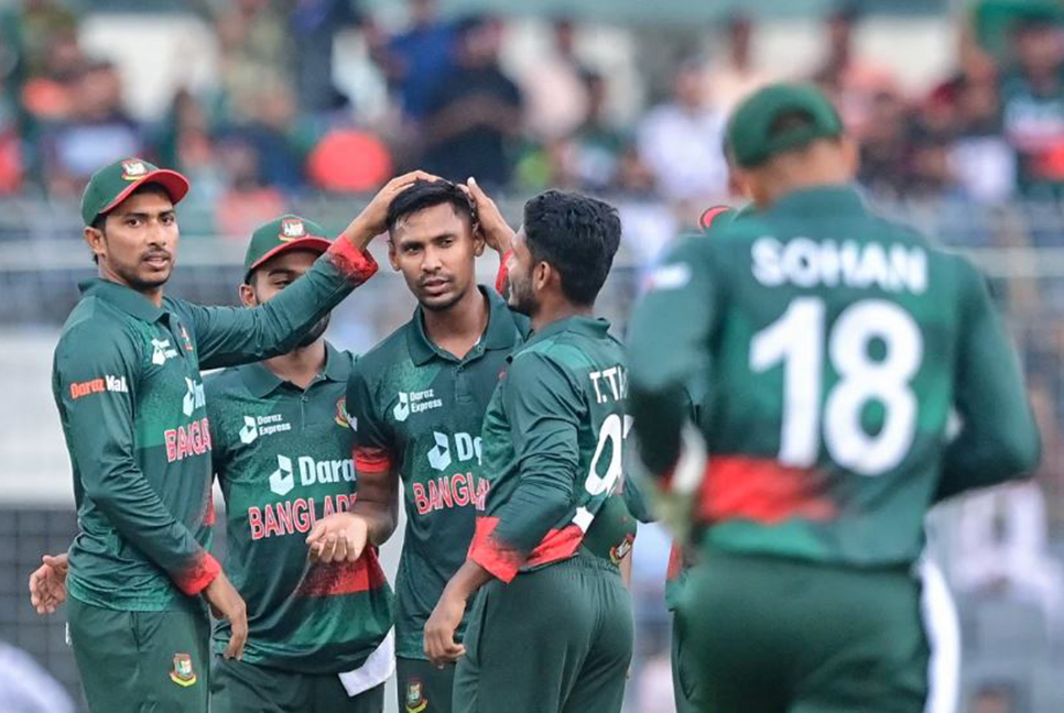 মোস্তাফিজের ফের আঘাত, ভাঙল জুটি

