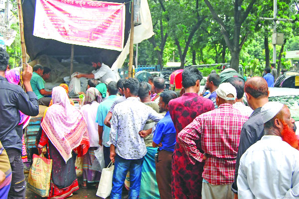 ওএমএসের ট্রাক সেল থেকে চাল ও আটা বিক্রি