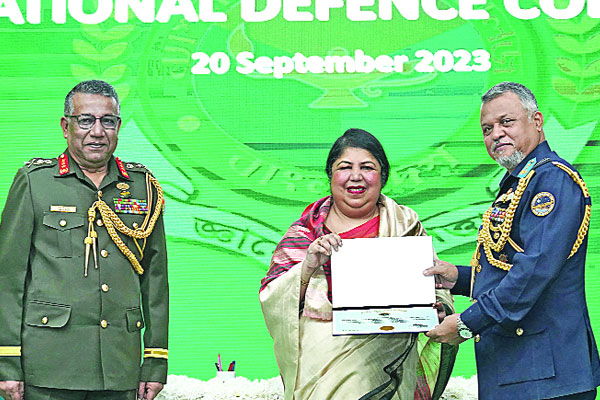 ক্যাপস্টোন কোর্স ২০২৩/২-এ ফেলোদের সনদপত্র বিতরণ