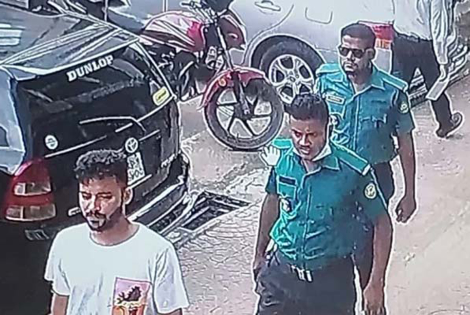 রাজধানীতে ব্যাংকে ঢুকে ২০ লাখ টাকা ছিনতাই, দুই কনস্টেবলসহ গ্রেফতার ৫

