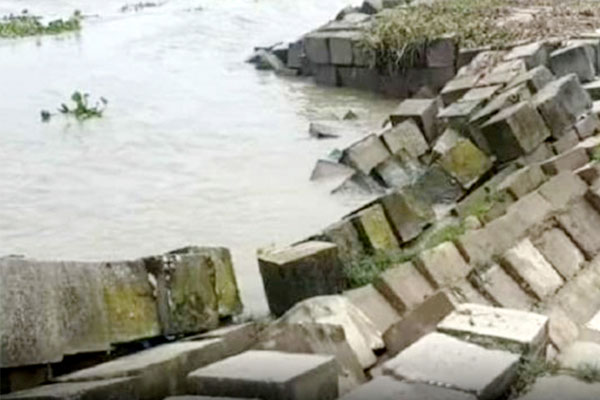 মেঘনা নদীর পানির তীব্র চাপে সিসি ব্লক বাঁধের আরেকটি পয়েন্টে