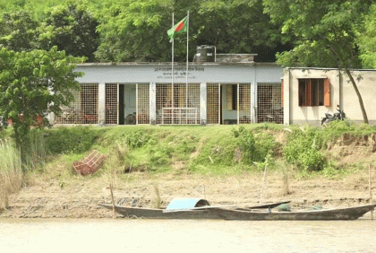 কুষ্টিয়ায় ভাঙনের মুখে ৫ যুগ আগের স্কুল