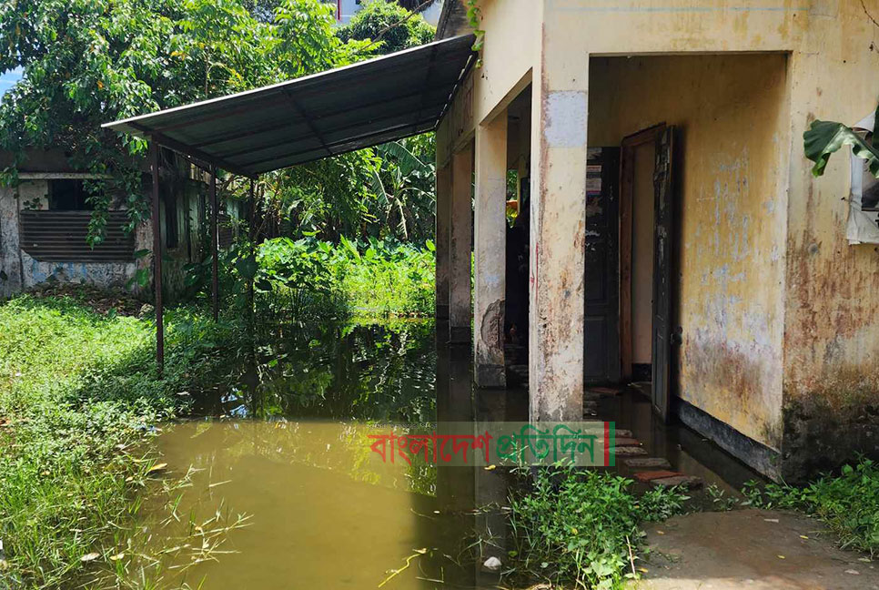 বৃষ্টি হলেই তলিয়ে যায় দাগনভূঞা উপস্বাস্থ্য কেন্দ্র